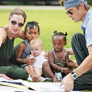Анжелина Джоли и Брэд Питт с детьми